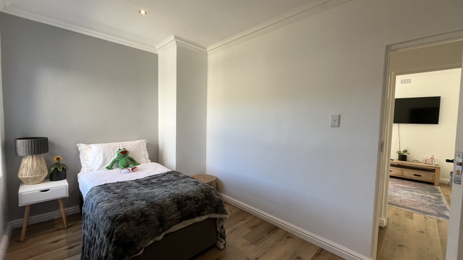 5 Bedroom Property for Sale in Clovelly Western Cape